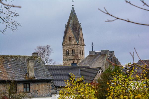 Die Dorfkirche in Siedlinghausen mit einigen Häusern