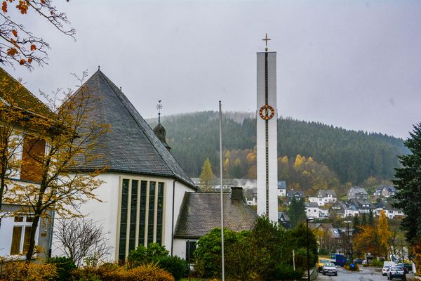 Silbach mit Kirche vor einem grünen Hügel