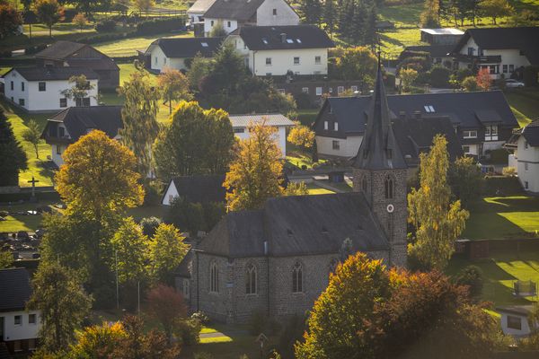 Blick auf die Ortsmitte von Braunshausen mit der Kirche