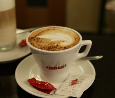 Eine Kaffeetasse mit schön angerichtetem Cappuccino